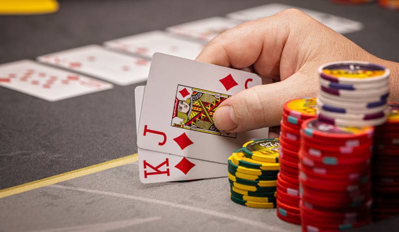 Áp dụng chiến thuật c-bet và semi-bluff